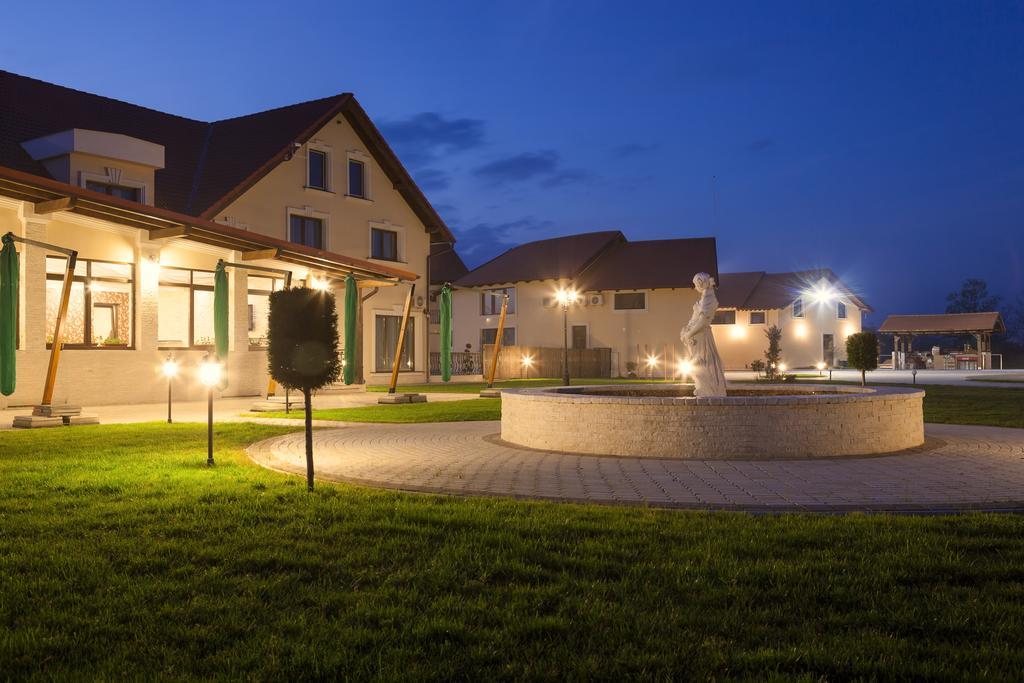 Allegria Hotel Alba Iulia Bagian luar foto